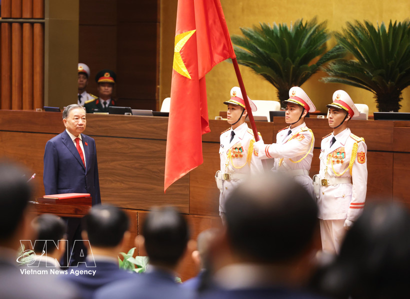 越南社会主义共和国国家主席苏林宣誓就职。图自越通社