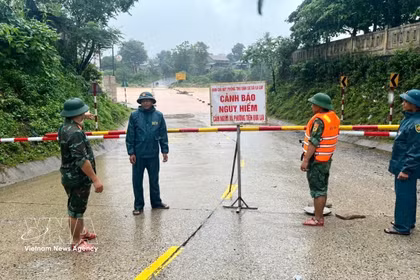 边防部队主动应对强降雨，确保边境地区安全。图自越通社