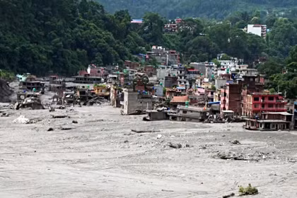 2026年8月29日，特里舒利河（Trishuli River）沿岸遭山洪袭击后，位于加德满都的建筑物受损并被厚厚的泥浆与石块包围。图自ANI/越通社