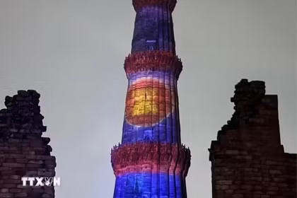 印度首都新德里库特布塔（Qutub Minar）高塔上呈现出绚丽的东盟会旗图案。图自越通社