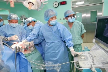 顺化中央医院一天内同时完成4台心、肝、角膜移植手术。图自越通社