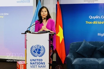 联合国常驻越南协调员宝琳·塔梅西斯发表讲话。图自越通社