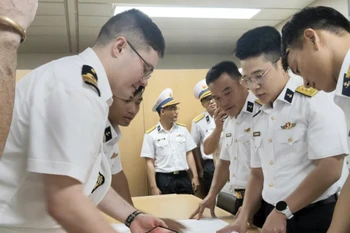 越南海军第二军区167旅379号舰与新西兰奥特亚罗瓦号补给舰开展联合演练。图自越通社