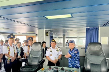 越南海警代表团代表向印方介绍海警8001号舰。图自越通社