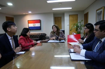 越驻阿根廷兼驻巴拉圭大使吴明月与巴拉圭外交部多边政策总司长尼米娅·达·席尔瓦·博舍尔特交谈。图自越通社