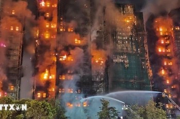 香港大埔区居民楼火灾事故现场。图自越通社