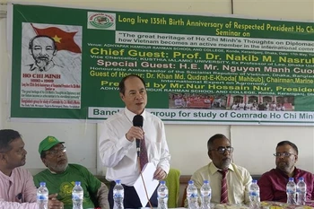 越南驻孟加拉国大使阮孟强在会上发言。图自越通社