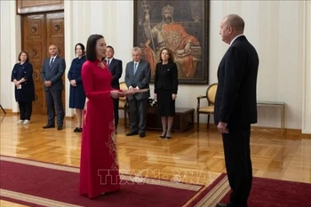 越南驻保加利亚特命全权大使阮氏明月向保加利亚总统鲁门·拉德夫递交国书。