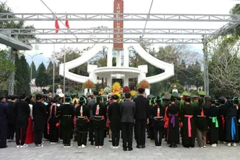 众多民众前来河江省渭川国家烈士陵园进香。图自越通社