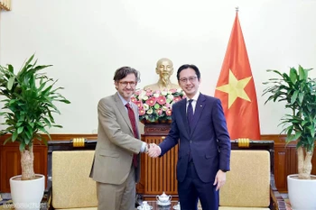 越南外交部副部长杜雄越会见哥伦比亚负责多边事务副外长毛里西奥·哈拉米略。图自越通社