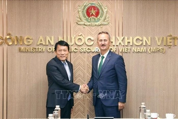 公安部长梁三光大将会见土耳其国防工业局局长哈鲁克·戈尔贡。图自越通社