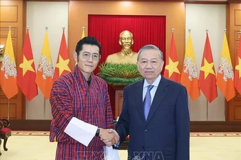 不丹国王吉格梅·凯萨尔·纳姆耶尔·旺楚克与苏林总书记。图自越通社