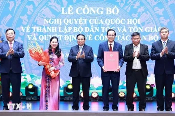 越南政府总理范明政出席国会关于民族与宗教部成立、民族与宗教部干部工作部署的决议公布仪式。图自越通社
