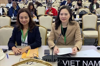越南常驻联合国教科文组织代表团团长阮氏云英大使（右）出席会议。图自越通社
