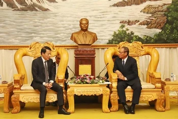 越共中央政治局委员、公安部长梁三光大将与老挝人民革命党中央政治局委员、政府副总理、公安部部长维莱·拉坎丰举行会晤。图自越通社
