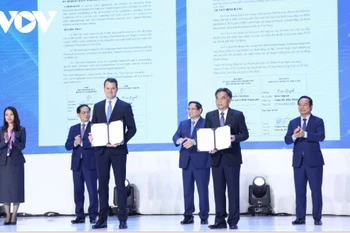 在越南政府总理范明政和副总理裴青山的见证下，胡志明市人民委员会与世界经济论坛发表关于推动越南智能制造与负责任工业转型的联合声明。图自越南之声