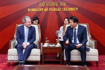 公安部长梁三光大将会见美国罗森集团首席执行官丹尼尔·罗森。图自越通社