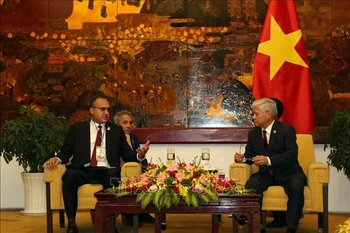 越南祖国阵线中央委员会主席杜文战会见阿尔及利亚民族解放阵线党政治局委员本萨莱姆·穆罕默德。图自越通社