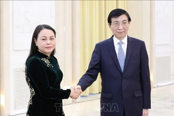 越南祖国阵线中央委员会副主席兼秘书长阮氏秋河与中共中央政治局常委、全国政协主席王沪宁。图自越通社