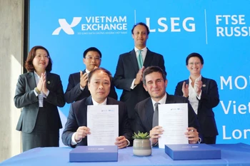 越南证券交易所（VNX）与富时国际有限公司（FTSE）签署合作备忘录。图自越通社