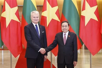 越南国会主席陈青敏会见立陶宛总统瑙塞达。图自越通社