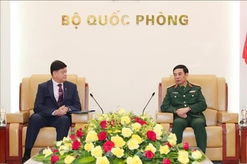 越南国防部长潘文江大将会见菲律宾国防部副部长伊里内奥·埃斯皮诺。图自越通社