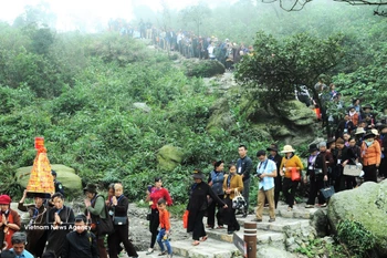 游客涌向北宁省西安子信仰生态旅游区。图自越通社