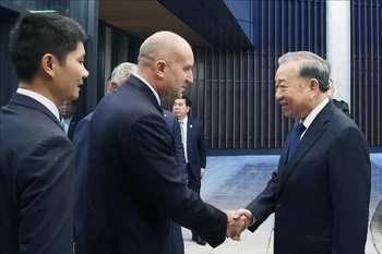 越共中央总书记苏林访问保加利亚Samel-90国防工业公司。图自越通社