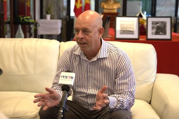 以色列—越南友好协会主席、以色列前任驻越副大使埃亚尔·布维尔斯基。图自越通社