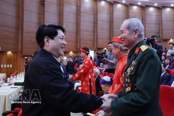 梁强向省内革命老前辈代表赠送了新春礼物。图自越通社