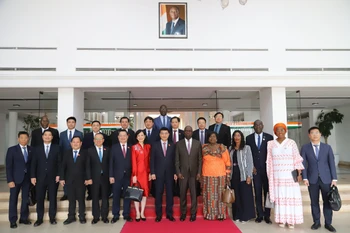 双方代表合影。图自越通社