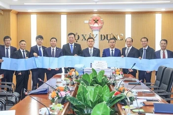 双方代表合影。图自人民报