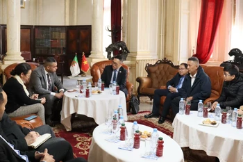 工作会议现场。图自越通社