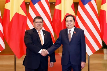 越南国会主席陈青敏（右）与马来西亚下议院议长丹斯里拿督佐哈里·宾·阿卜杜勒。图自越通社