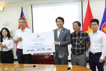 越南柬埔寨商业协会已募集29350美元，驰援国内受灾群众。图自越通社