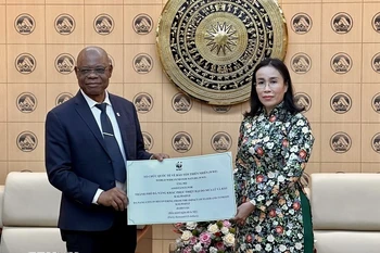 岘港市人民委员会副主席阮氏英诗与世界自然基金会（WWF）国家办事处主任马丁·卡巴鲁阿帕·卡平加。图自越通社