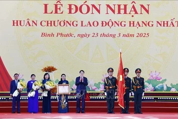 国家主席梁强向平福省委、政府和人民授予了一等劳动勋章。图自越通社