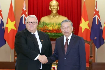 越共中央总书记苏林会见新西兰议会议长格里·布朗利。图自越通社