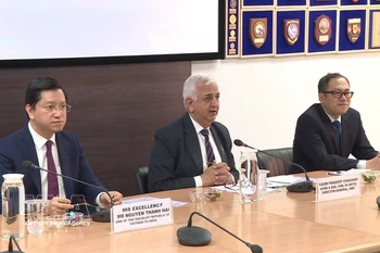 印度国家海事基金会主任普利迪普·昌汉（中）发表讲话。图自越通社