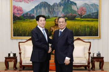 越南国家主席梁强会见了朱马里·赛雅颂同志。图自越通社