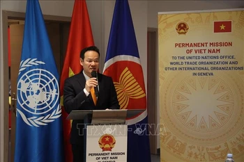 越南常驻日内瓦代表团团长梅潘勇大使在活动开幕式上致辞。图自越通社