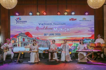 2025年越南旅游推介活动中的文艺表演节目。图自越通社