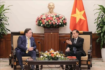 越南外交部代理部长黎怀忠会见美国驻越南大使马克·纳珀。图自越通社