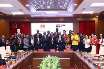 2025年安哥拉和莫桑比克管理干部专题研究、考察与交流项目结业仪式现场。图自越通社