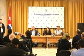 《菲德尔·卡斯特罗——革命只能是文化与思想的产物》一书的意大利文译本推介会。图自越通社