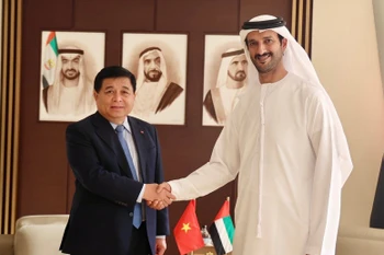 越南政府副总理阮志勇会见阿联酋经济部长阿卜杜拉·本·图克·阿尔·马里。图自越通社