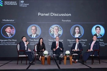 英越加强经济合作会议期间的座谈会现场。图自越通社