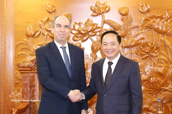 越共中央宣教与民运部长郑文决会见古巴驻越南大使罗赫利奥·波兰科·富恩特斯。图自越通社