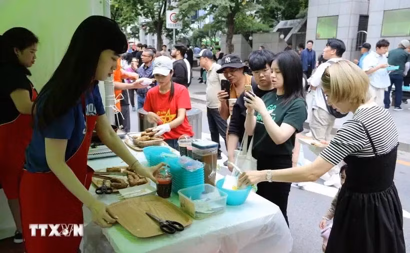 越南美食吸引韩国游客。图自越通社