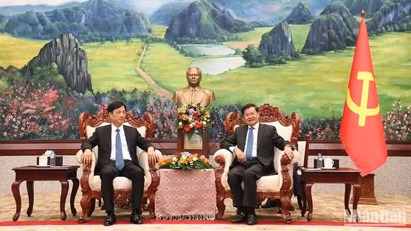阮维玉同志拜会老挝人民革命党中央总书记、国家主席通伦·西苏里。图自越通社
